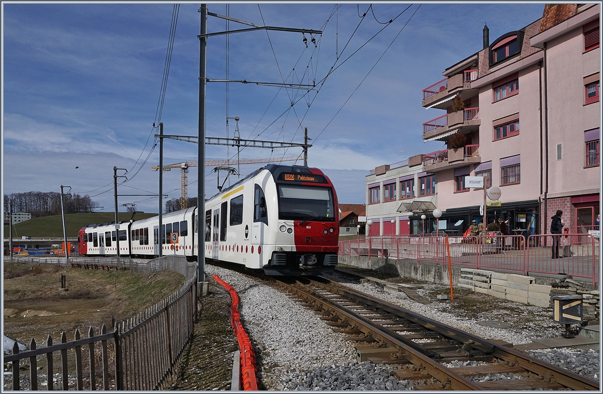 Die Weiche 1 in Châtel St-Denis, steht auf Ablenkung und führt den Zug, der vor ein paar Minuten auf dem geraden Strang von Montbovon kam nun nach dem Richtungswechsel nach Palézieux. 

Doch die Richtungsweisende Aufgabe der Weiche 1 wird noch am selben Abend enden, künftig werden die TPF Züge ohne Richtungswechsel durch den neuen Durchgangsbahnhof etwas ausserhalb des Ortes fahren.


3. März 2019