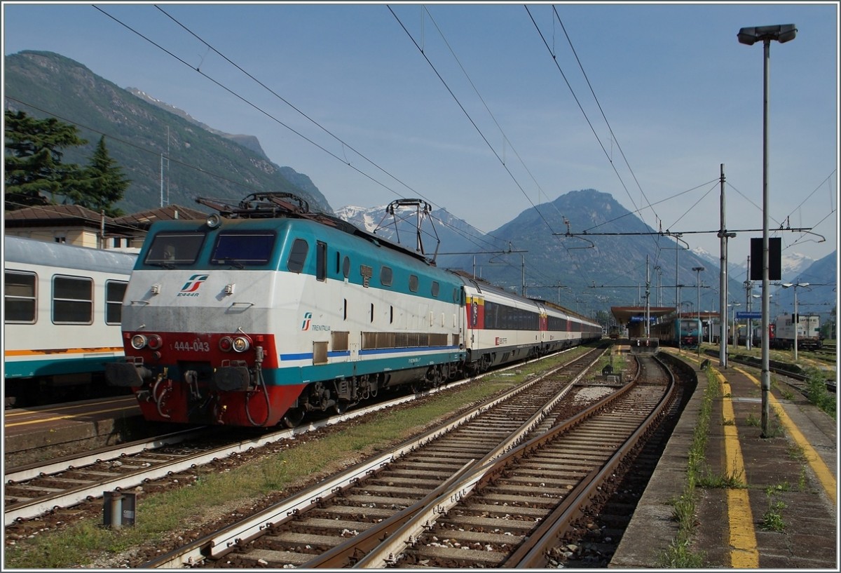 Die Weichen sind gestellt, das Signal zeigt freie Fahrt und pünktlich verlässt die FS E 444-043 mit dem EC 329 Domodossola Richtung Rho Fiera Expo Milano 2015. 
13. Mai 2015