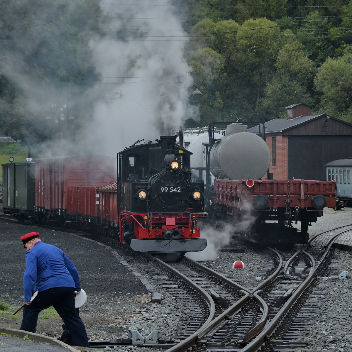 Die Weichen werden gestellt für die Abfahrt der Dampflokomotive 99 542 mit ihrem Güterzug. (Schmalzgrube, September 2020)