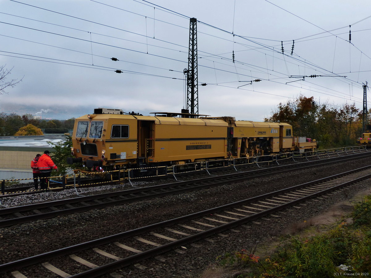 Die Weichenstopfmaschine Unimat 08 275 3SY (Plasser & Theurer) mit der Nr. 99 80 9424 021-0 wird am 10.November 2019 im Bahnof Darmstadt-Eberstadt eingemessen. Sie soll die neue Weiche im Gleis 2 nördlich der Straßenbrücke stopfen und richten.