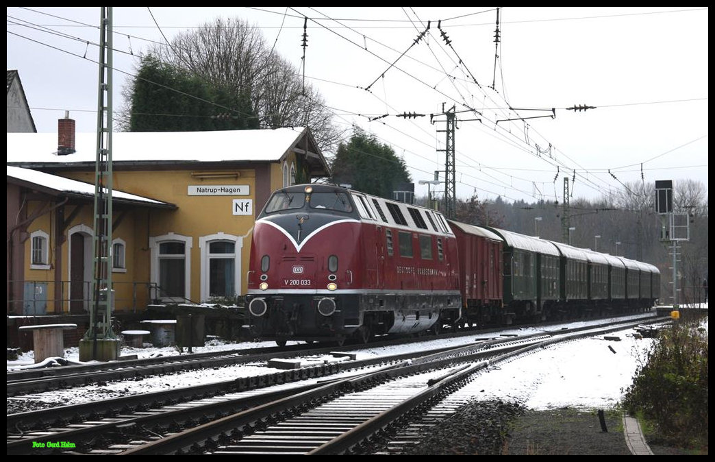 Die Weihnachtsmarkt Züge rollen wieder! Am 9.12.2017 kam V 200033 mit dem DPE 24486 nach Bremen um 10.26 Uhr über die Rollbahn durch den Bahnhof Natrup Hagen. Seit dem Einbau der neuen Signaltechnik ist Natrup Hagen aber eigentlich nur noch ein Haltepunkt. Der Bahnhof ist unbesetzt und wird von Osnabrück aus fern gesteuert. Sämtliche Weichen sind außer Betrieb. Die Ausweich- bzw. Überholgleise sind still gelegt. Es funktioniert nur die Signaltechnik im Durchgangsverkehr.