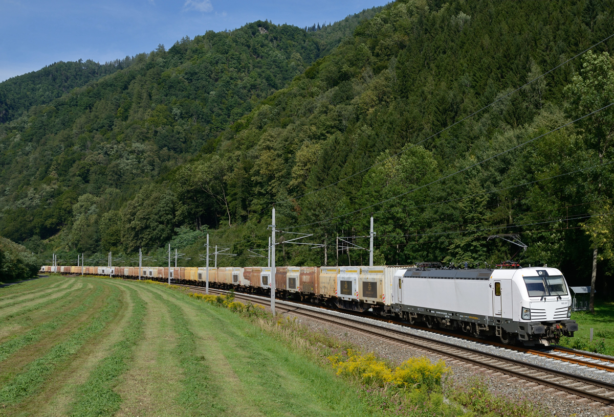 Die weiße 193 247 war am Nachmittag des 24.08.2017 mit dem stark verspätetem STB Hackgutzug 45971 nach Gratkorn unterwegs, und wurde von mir am Stausee Pernegg fotografiert.