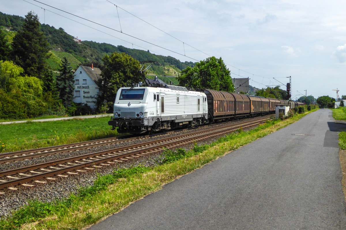 Die weisse E37528 von CBRail zog einen langen Güterzug durch Leutesdorf in Richtung Norden. Aufgenommen am 02/08/2014.