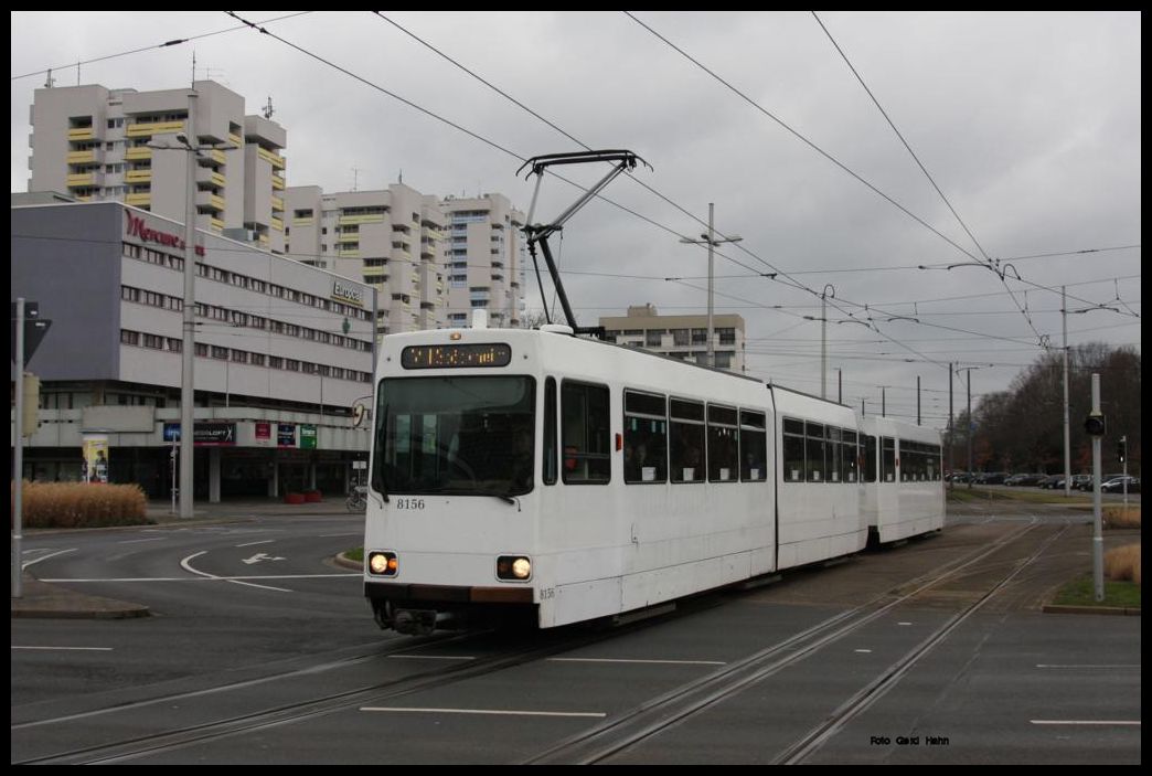 Die weiße Tram 8156 erreicht am 28.1.2015 den HBF Braunschweig. 