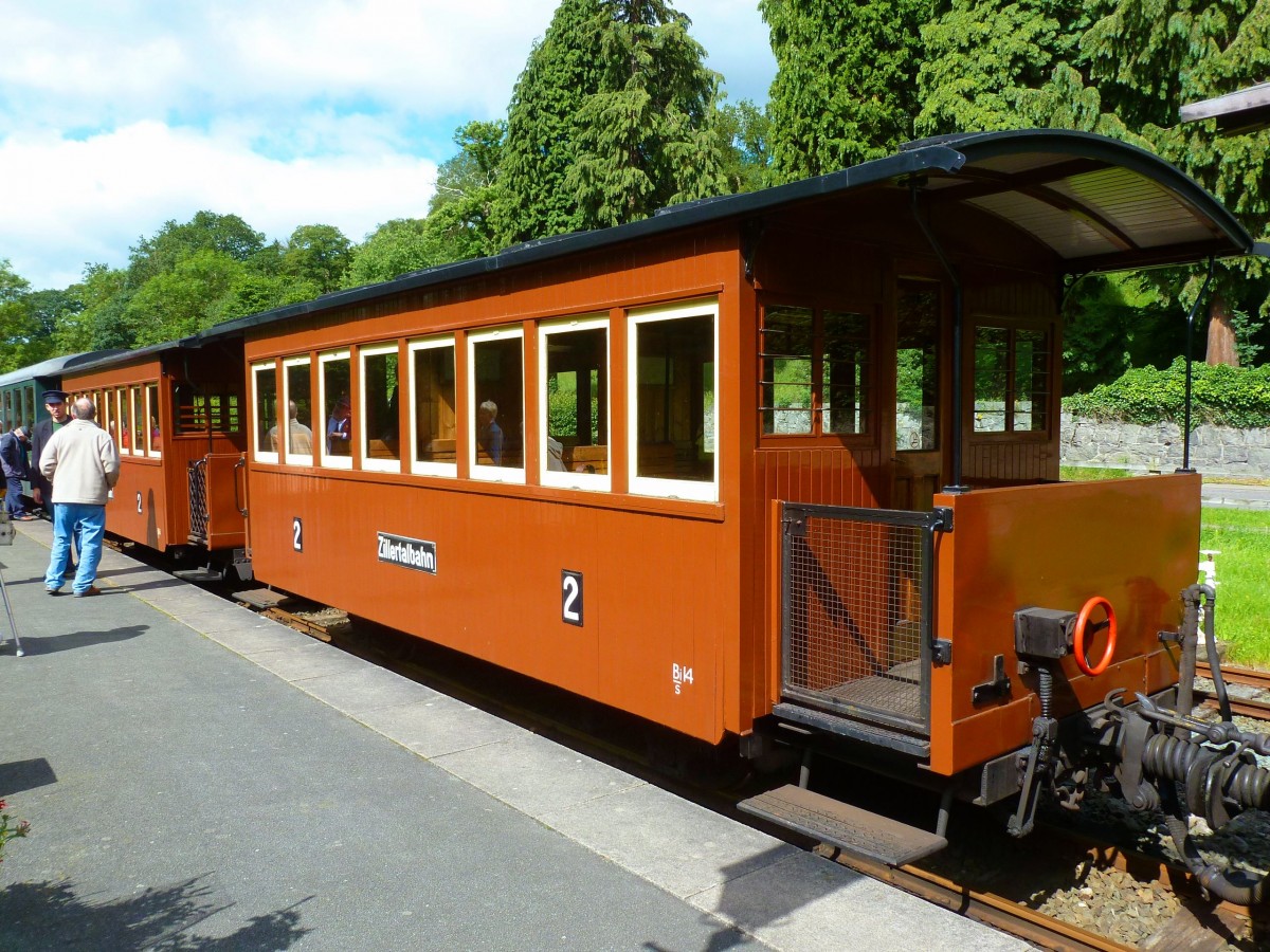 Die Welshpool and Llanfair Light Railway besitzt 3 solche Wagen (Baujahr 1900/01, Nr.14, 16, 17) der Zillertalbahn. Sie gelangten 1968 als Geschenk an die WLLR. Aufnahme des Wagens 14 in Welshpool, 12.Juli 2012.