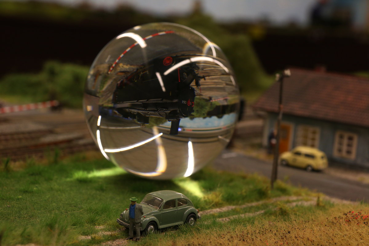 Die Welt steht nicht mehr lange ,... 
Jetzt stehen die Dampfloks auch schon am Kopf ,... 

Erster Versuch mit meiner Glaskugel 
Sulmtalbahn Modulanlage am 4.02.2017 