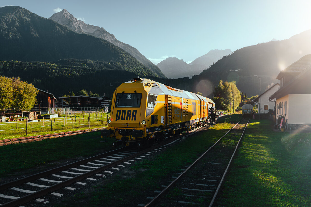 Die Weltneuheit zu Gast auf der Gailtalbahn
 
Der vom des ober�sterreichischen Hersteller system7 rail stammende  Continuous Tamping Robot 4.0  ist der erste voll digitalisierte, KI-unterst�tzte Stopfroboter, der im kontinuierlichen Zweischwellenmodus nicht nur Gleise, sondern auch Weichen durcharbeitet. Solche Maschinen zeigen eindrucksvoll, welche Vorreiterrolle �sterreich im Bereich Bahntechnologie und Innovation einnimmt. Das Fahrzeug war diese Woche in Kooperation mit der KAR-IN Innovationslabor GmbH f�r Testfahrten und Erprobungen auf der Gailtalbahn unterwegs.
 
——————
 
Auf dem Bild zu sehen ist der 9123 018 von PORR im Bahnhof K�tschach-Mauthen.
 
——————
 
15.09.2026