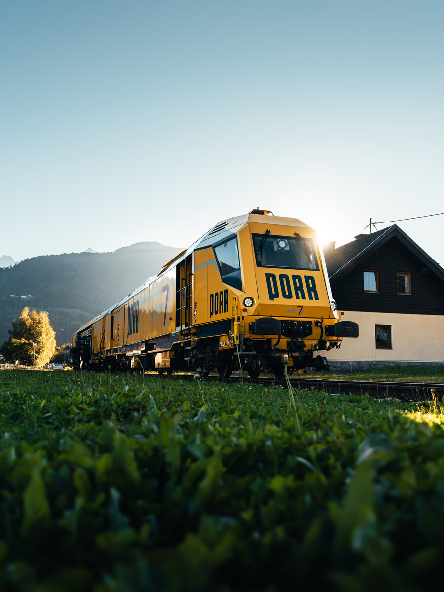 Die Weltneuheit zu Gast auf der Gailtalbahn
 
Der vom des ober�sterreichischen Hersteller system7 rail stammende  Continuous Tamping Robot 4.0  ist der erste voll digitalisierte, KI-unterst�tzte Stopfroboter, der im kontinuierlichen Zweischwellenmodus nicht nur Gleise, sondern auch Weichen durcharbeitet. Solche Maschinen zeigen eindrucksvoll, welche Vorreiterrolle �sterreich im Bereich Bahntechnologie und Innovation einnimmt. Das Fahrzeug war diese Woche in Kooperation mit der KAR-IN Innovationslabor GmbH f�r Testfahrten und Erprobungen auf der Gailtalbahn unterwegs.
 
——————
 
Auf dem Bild zu sehen ist der 9123 018 von PORR im Bahnhof K�tschach-Mauthen.
 
——————
 
15.09.2026