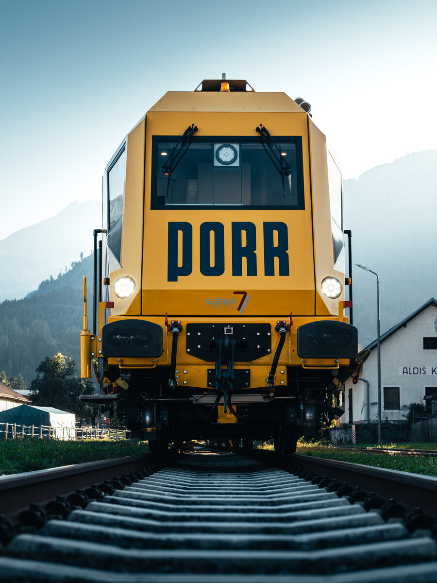 Die Weltneuheit zu Gast auf der Gailtalbahn
 
Der vom des ober�sterreichischen Hersteller system7 rail stammende  Continuous Tamping Robot 4.0  ist der erste voll digitalisierte, KI-unterst�tzte Stopfroboter, der im kontinuierlichen Zweischwellenmodus nicht nur Gleise, sondern auch Weichen durcharbeitet. Solche Maschinen zeigen eindrucksvoll, welche Vorreiterrolle �sterreich im Bereich Bahntechnologie und Innovation einnimmt. Das Fahrzeug war diese Woche in Kooperation mit der KAR-IN Innovationslabor GmbH f�r Testfahrten und Erprobungen auf der Gailtalbahn unterwegs.
 
——————
 
Auf dem Bild zu sehen ist der 9123 018 von PORR im Bahnhof K�tschach-Mauthen.
 
——————
 
15.09.2026

(Standort: Personen�bergang zum Mittelbahnsteig)