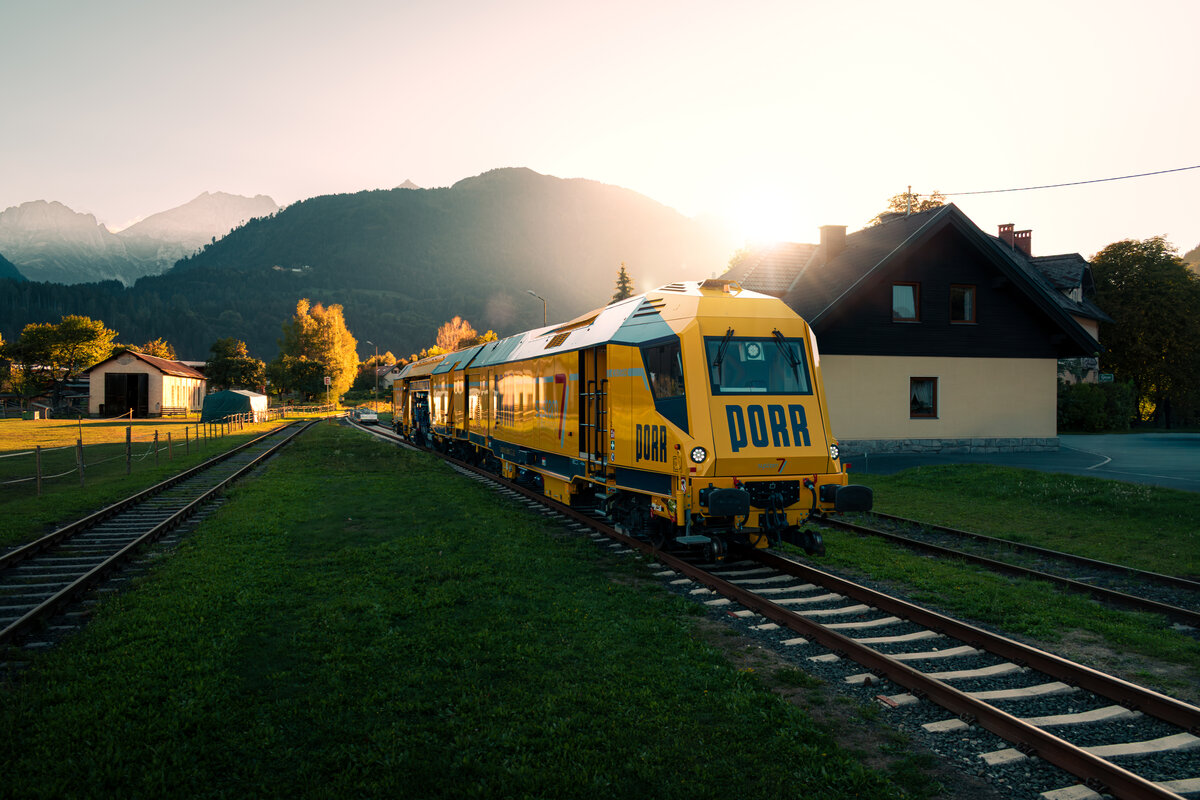 Die Weltneuheit zu Gast auf der Gailtalbahn
 
Der vom des ober�sterreichischen Hersteller system7 rail stammende  Continuous Tamping Robot 4.0  ist der erste voll digitalisierte, KI-unterst�tzte Stopfroboter, der im kontinuierlichen Zweischwellenmodus nicht nur Gleise, sondern auch Weichen durcharbeitet. Solche Maschinen zeigen eindrucksvoll, welche Vorreiterrolle �sterreich im Bereich Bahntechnologie und Innovation einnimmt. Das Fahrzeug war diese Woche in Kooperation mit der KAR-IN Innovationslabor GmbH f�r Testfahrten und Erprobungen auf der Gailtalbahn unterwegs.
 
——————
 
Auf dem Bild zu sehen ist der 9123 018 von PORR im Bahnhof K�tschach-Mauthen.
 
——————
 
15.09.2026