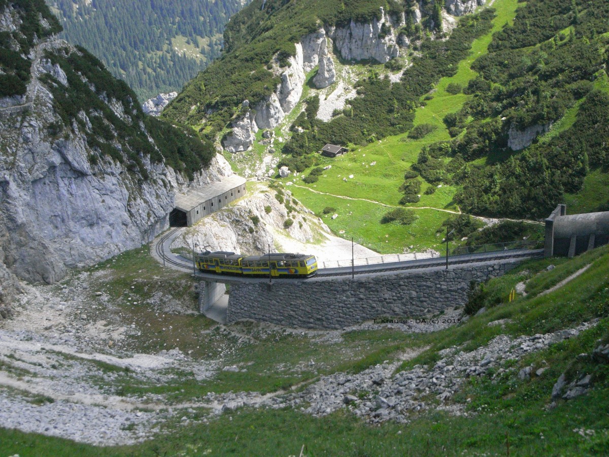 Die Wendelsteinbahn an DER Fotostelle knapp unterhalb des Tunnels. Am 23.06.2013 hat der talfahrende Zug den Tunnel gerade verlassen und überquert den Steindamm. Man erreicht den Fotopunkt gut vom Bahnhof aus in wenigen Minuten.
