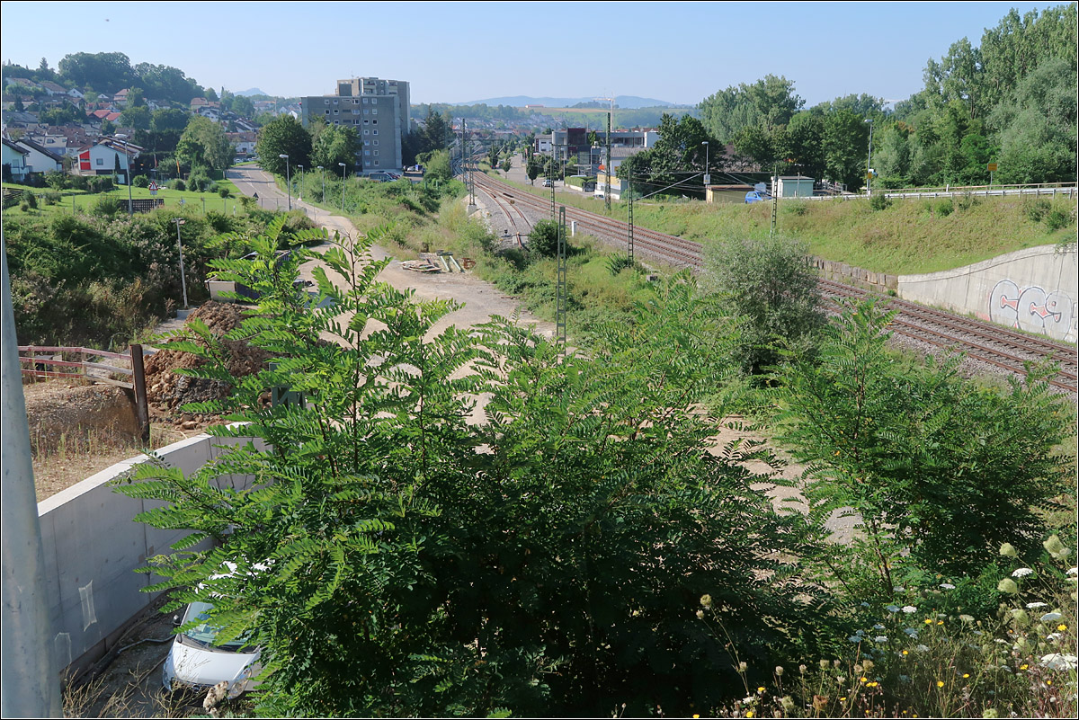 Die Wendlinger Kurve - 

Blick von oben auf den zukünftigen Abzweig von der Neckar-Alb-Bahn auf die Schnellfahrstrecke Ulm - Stuttgart. Da zunächst nur die Kleine Wendlinger Kurve gebaut werden sollte, ist hier von dem zweiten Gleis, das links neben dem ersten gebaut werden soll, noch nichts zu sehen.

14.08.2021 (M)