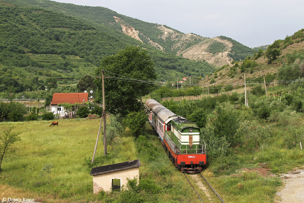 Die wenigen in Albanien noch verkehrenden Personenzügen bestehen aus „Hummeln“ aus Tschechien sowie „y-Wagen“ aus Deutschland. T669 1059 mit Personenzug am 21.05.2015 bei Paper.