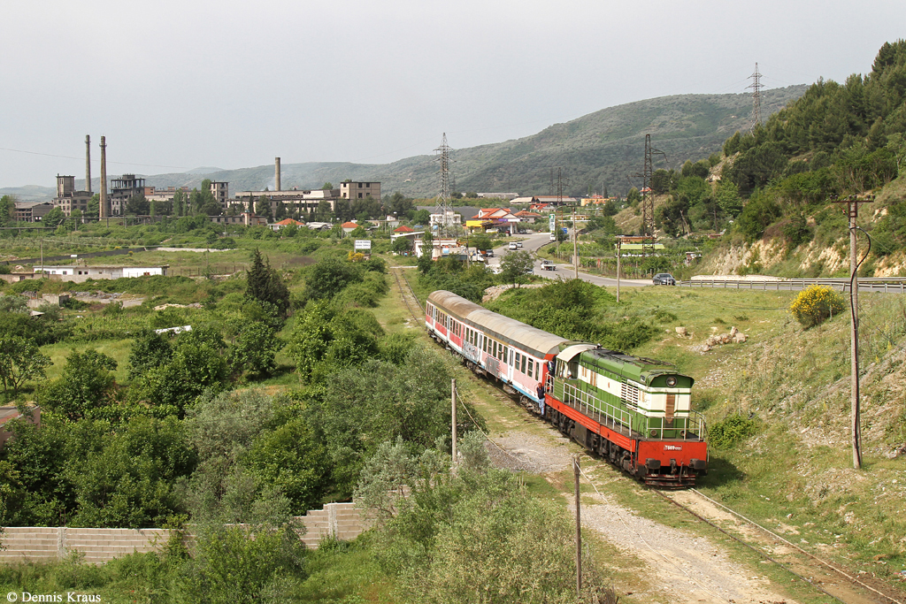 Die wenigen in Albanien noch verkehrenden Personenzügen bestehen aus „Hummeln“ aus Tschechien sowie „y-Wagen“ aus Deutschland. T669 1059 mit Personenzug am 21.05.2015 bei Bradashesh.
