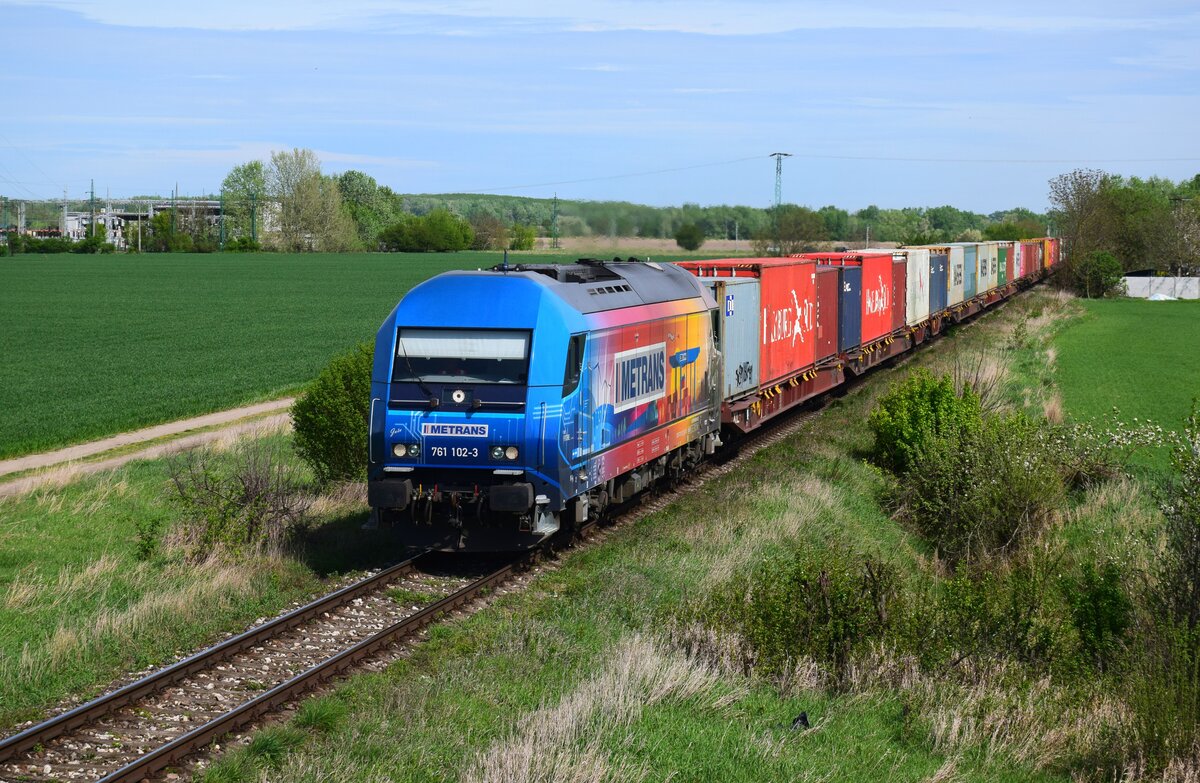 Die Werbe Metrans ER20-er 761 102 ist mit einem Containerzug aus Ungarn in Richtung Danajská Streda (Dunaszerdahely) kurz nach Komárno Závody.
06.04.2024. 