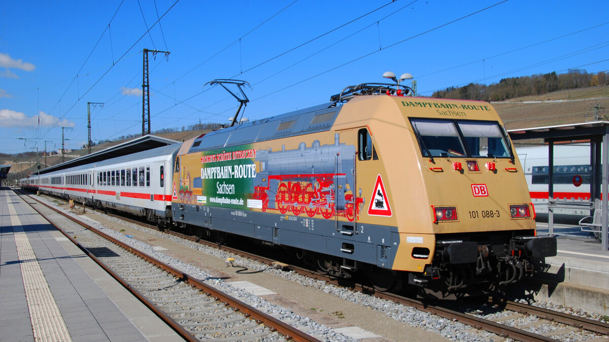 Die Werbelok 101 088-3  Dampfbahn-Route Sachsen  am IC 2083  Königssee  in Würzburg Hbf. (Foto: Ferdinand Kümmel) 19.03.2022 