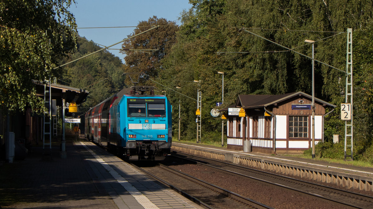 Die Werbelok 146 013-8  Felsenbühne Rathen  war am 29. September 2018 in Krippen unterwegs gen Schöna. 