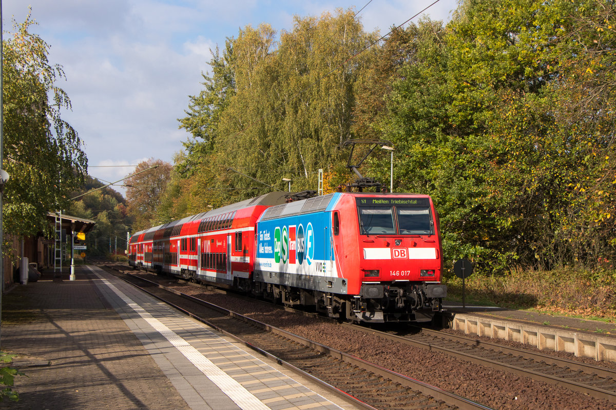 Die Werbelok 146 017-9 ist am 20. Oktober 2018 in Krippen unterwegs. 