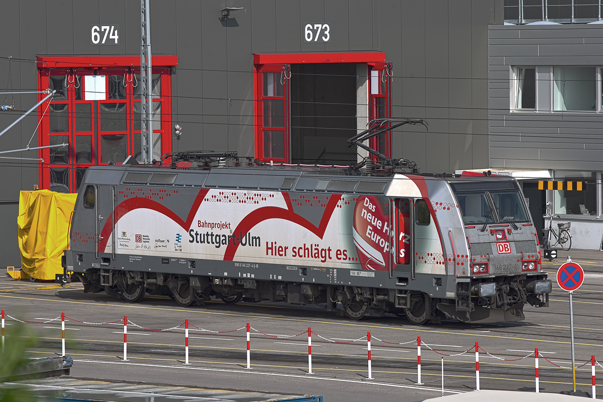 Die Werbelok 146 227-4 vor der DB Instandhaltung in Ulm.Bild 15.6.2015 von öffentlicher Brücke