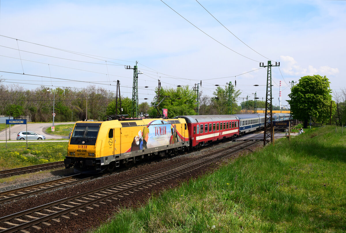 Die Werbelok 480 008  Toldi  mit dem Zug EC 142  Franz Liszt  von Budapest nach Wien kurz nach Komárom.
30.04.2022.