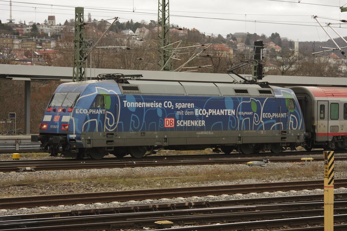 Die Werbelok  Ecophant  101042 bespannte am 11.2.2014 in Stuttgart HBF einen österreichischen Eurocity.