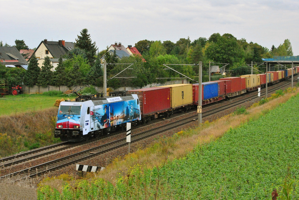 Die Werbelok für 150 Jahre Hamburger Hafenbahn, 386 020 der Metrans, am 19.09.2016 mit einem Containerzug bei Zschortau. 