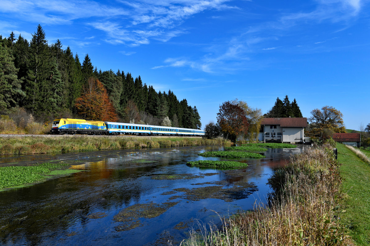 Die Werbelok für den Bodensee-Oberschwaben-Verkehrsverbund - unter Eisenbahnfreunden besser bekannt als  Bodo  - war am 27. Oktober 2019 vor dem ALX 84108 nach Lindau im Einsatz. Bei Ruderatshofen setzte der kanariengelbe Lack des EuroRunners einen Akzent in der herbstlich gefärbten Landschaft.  