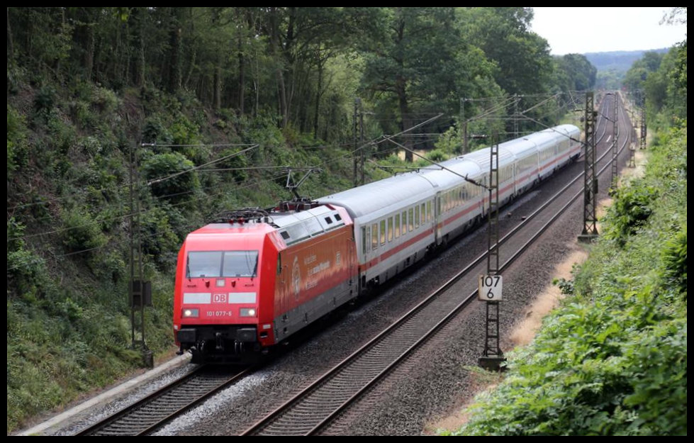 Die Werbelok  Soziales Miteinander  101077-6 kam am 5.7.2019 um 12.50 Uhr mit einem Intercity auf der Rollbahn aus Münster in Richtung Osnabrück. Die Aufnahme entstand am Ortsrand von Hasbergen.