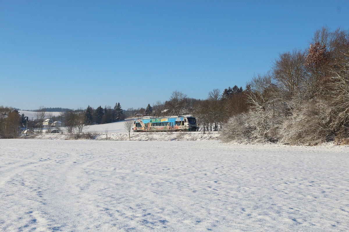Die Werbevogtlandbahn der Baureihe 650 auf dem Weg von Adorf nach Plauen an einem schönen Wintertag bei Kürbitz. Aufgenommen am 19.01.2024