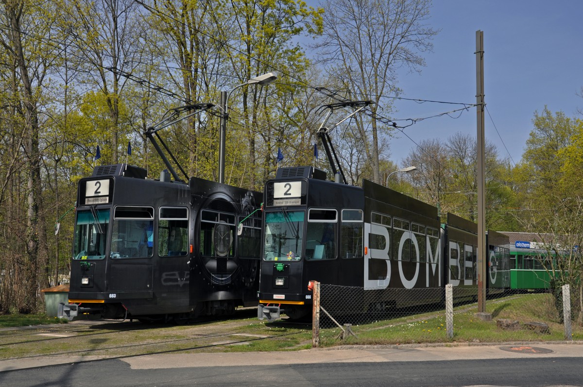 Die Werbewagen 666 Bomberg und 683 Emporio Armani in der Schlaufe am Eglisee. Die Aufnahme stammt vom 31.03.2014.