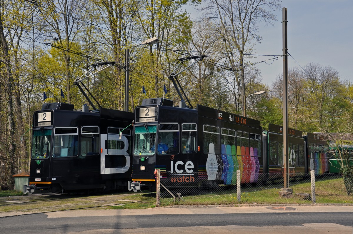 Die Werbewagen 669 ICE Uhren und 666 Bomberg in der Schlaufe am Eglisee. Die Aufnahme stammt vom 31.03.2014.