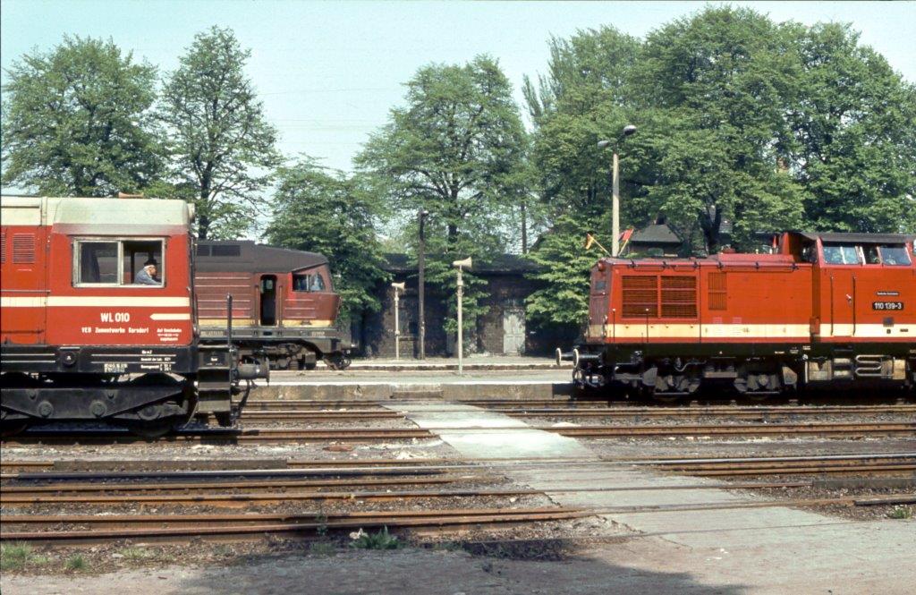 Die Werklok 010 vom Zementwerk Karsdorf und die DR 110 139-3, am 08.05.1981 in Röblingen. (Foto: Klaus Pollmächer †)