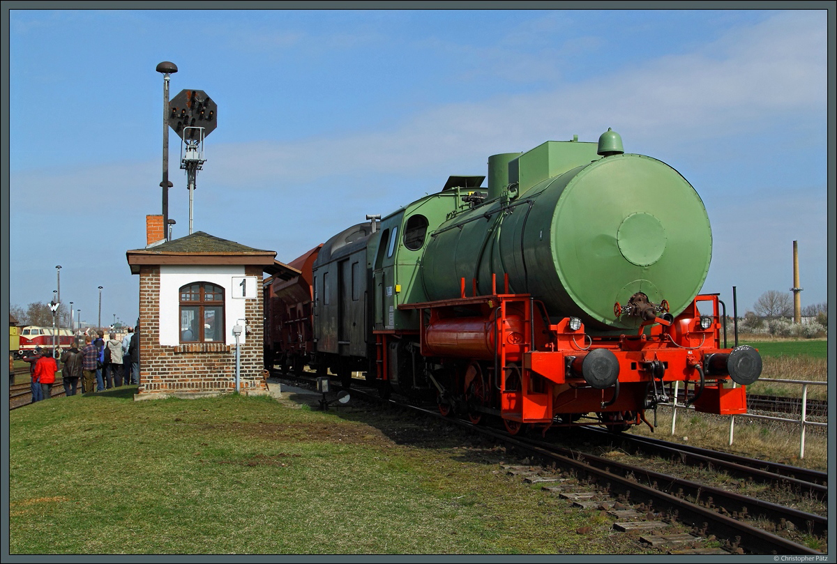 Die Werklok  2  des Sodawerks Staßfurt als eine der wenigen noch in Betrieb befindlichen Dampfspeicherloks kam im Bw Staßfurt auch vor dem Fotogüterzug am Ablaufberg zum Einsatz. Bemerkenswert ist auch das Abdrücksignal, welches gerade  Ra 6 - Halt! Abdrücken verboten.  anzeigt. (02.04.2016)