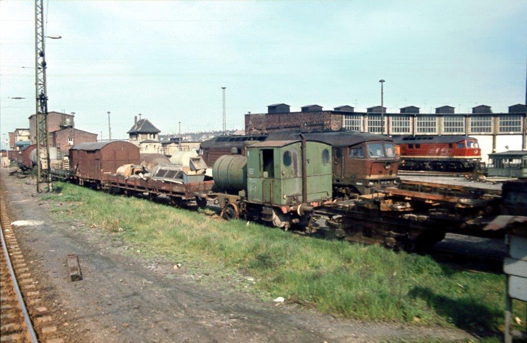 Die Werklok F-1 des VEB Rohpappenfabrik Zwintsch�na, am 08.05.1981 im Bw Halle G. (Foto: Klaus Pollm�cher)