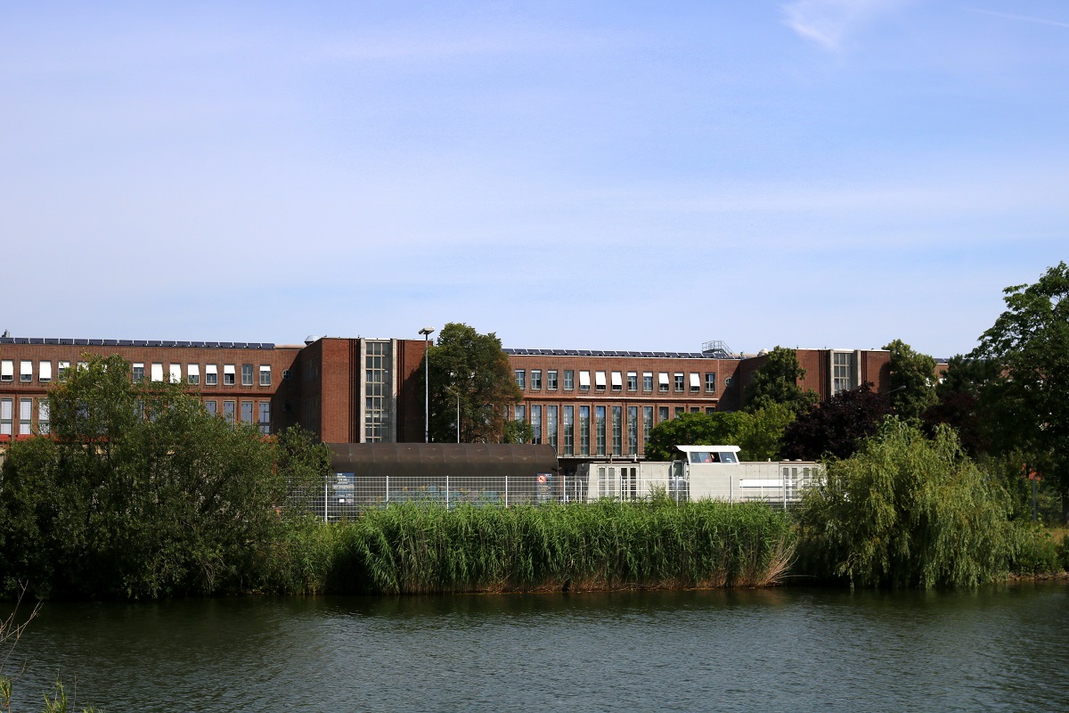 Die Werksbahn des Volkswagen-Werks Wolfsburg, fotografiert am Mittellandkanal. [19.7.2017 - 11:14 Uhr]