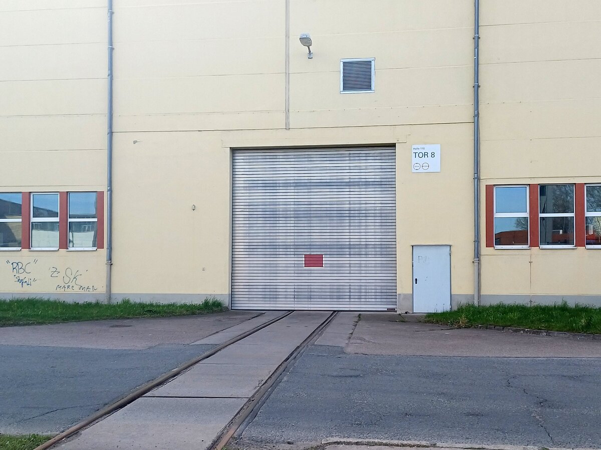 Die Werkshalle mit Gleisanschluss von Siemens Energy, am 27.03.2024 in Erfurt. Von öffentlicher Straße aus fotografiert.