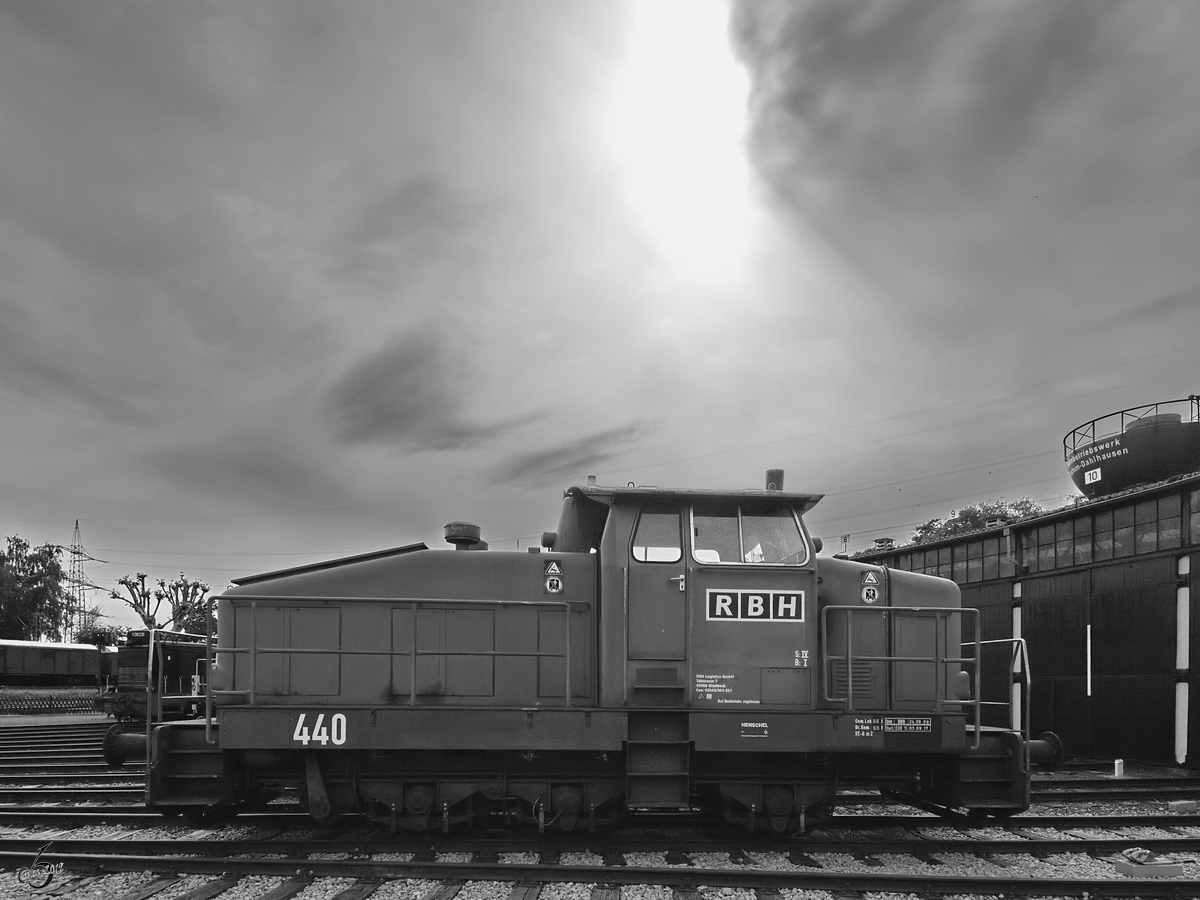 Die Werkslokomotive  440  der RBH unter dramatischem Himmel. (Eisenbahnmuseum Bochum, Juni 2019)