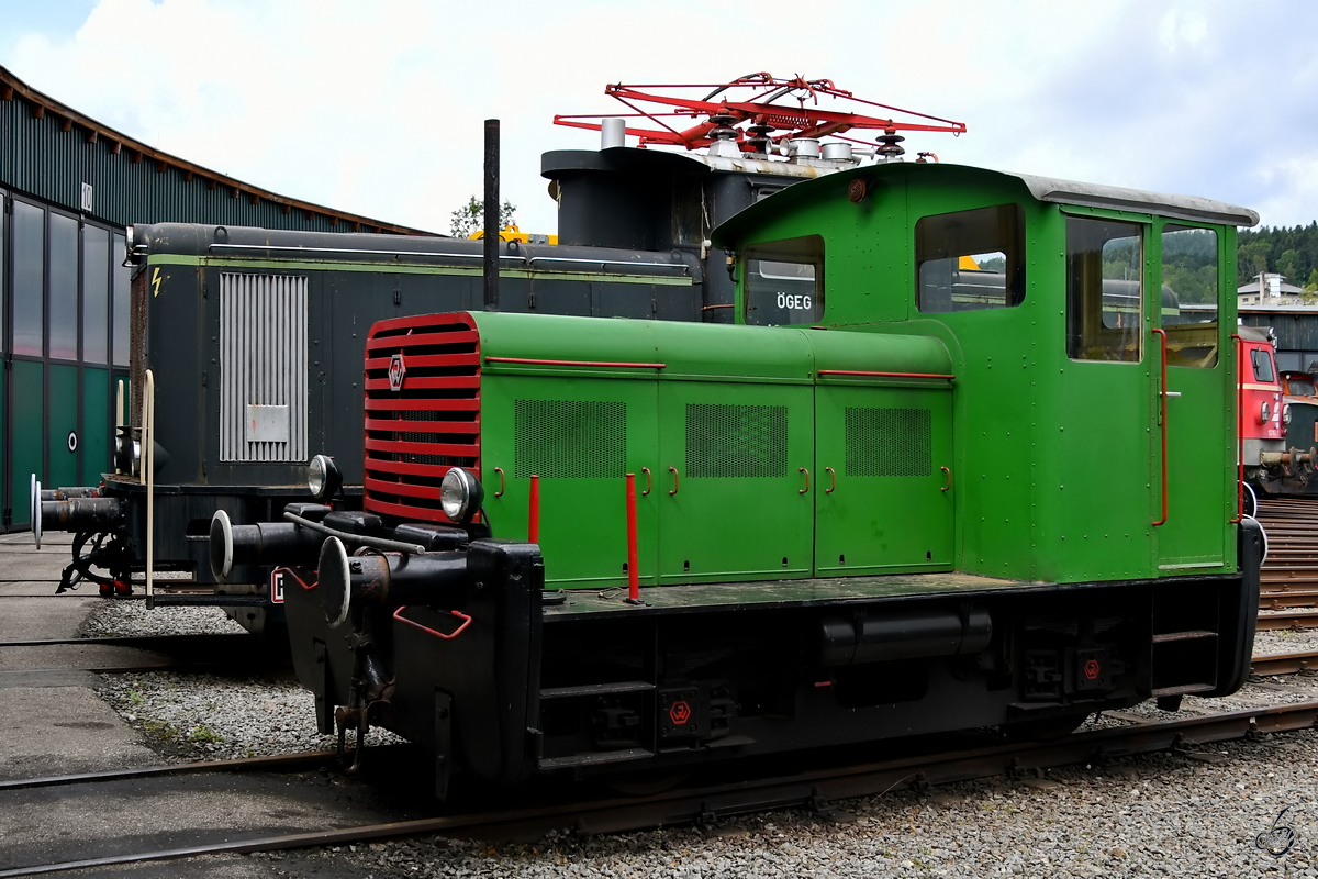 Die Werkslokomotive vom Typ JW100 (DM100 V20) wurde 1952 bei den Jenbacher Werken gebaut. (Lokpark Ampflwang, August 2020)