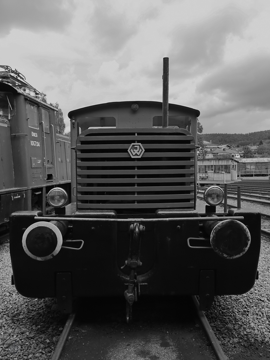 Die Werkslokomotive vom Typ JW100 (DM100 V20) wurde 1952 bei den Jenbacher Werken gebaut. (Lokpark Ampflwang, August 2020)