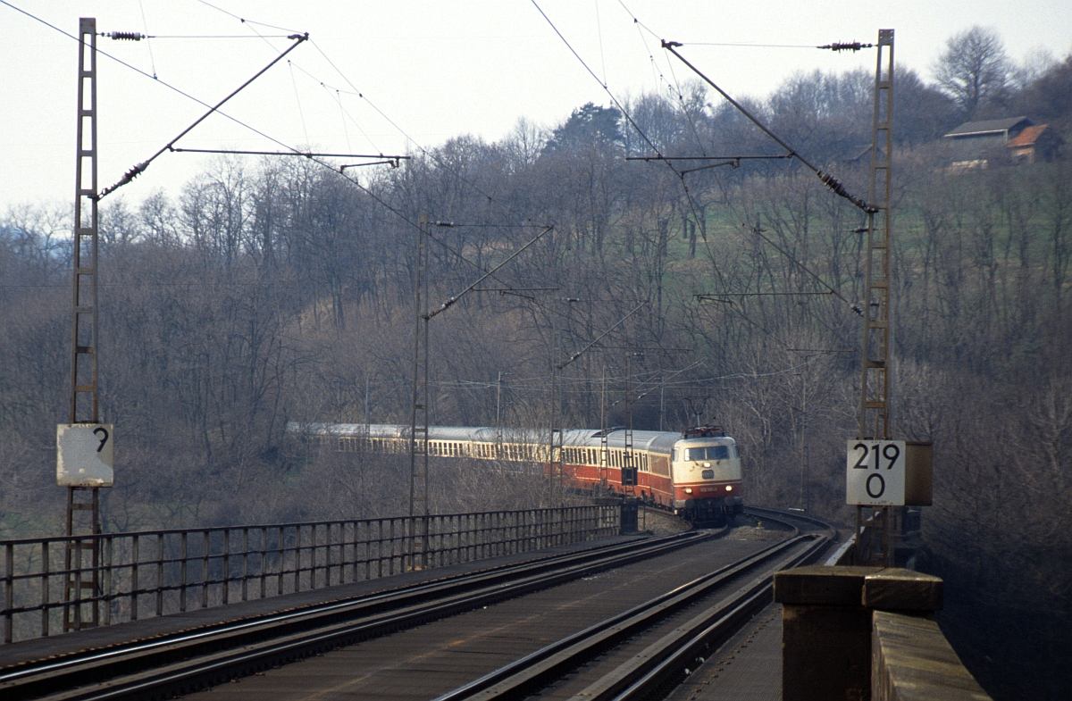 Die Werrabrücke bei Oberrieden aus einer nicht so bekannten Perspektive. 103 199 ist am 3.4.1988 mit einem IC in Richtung Bebra unterwegs.