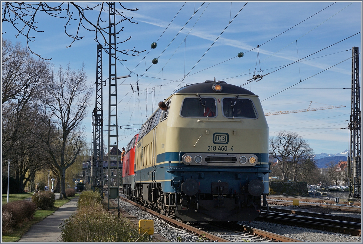 Die West-Franken-Bahn 218 460-4 und DB 218 419-0 warten auf dem Seedamm von Lindau auf die Freigabe der Rangierfahrstrasse, damit sie den im Bahnhof eingetroffenen EC 191 nach München übernehmen können. 
17. März 2019
