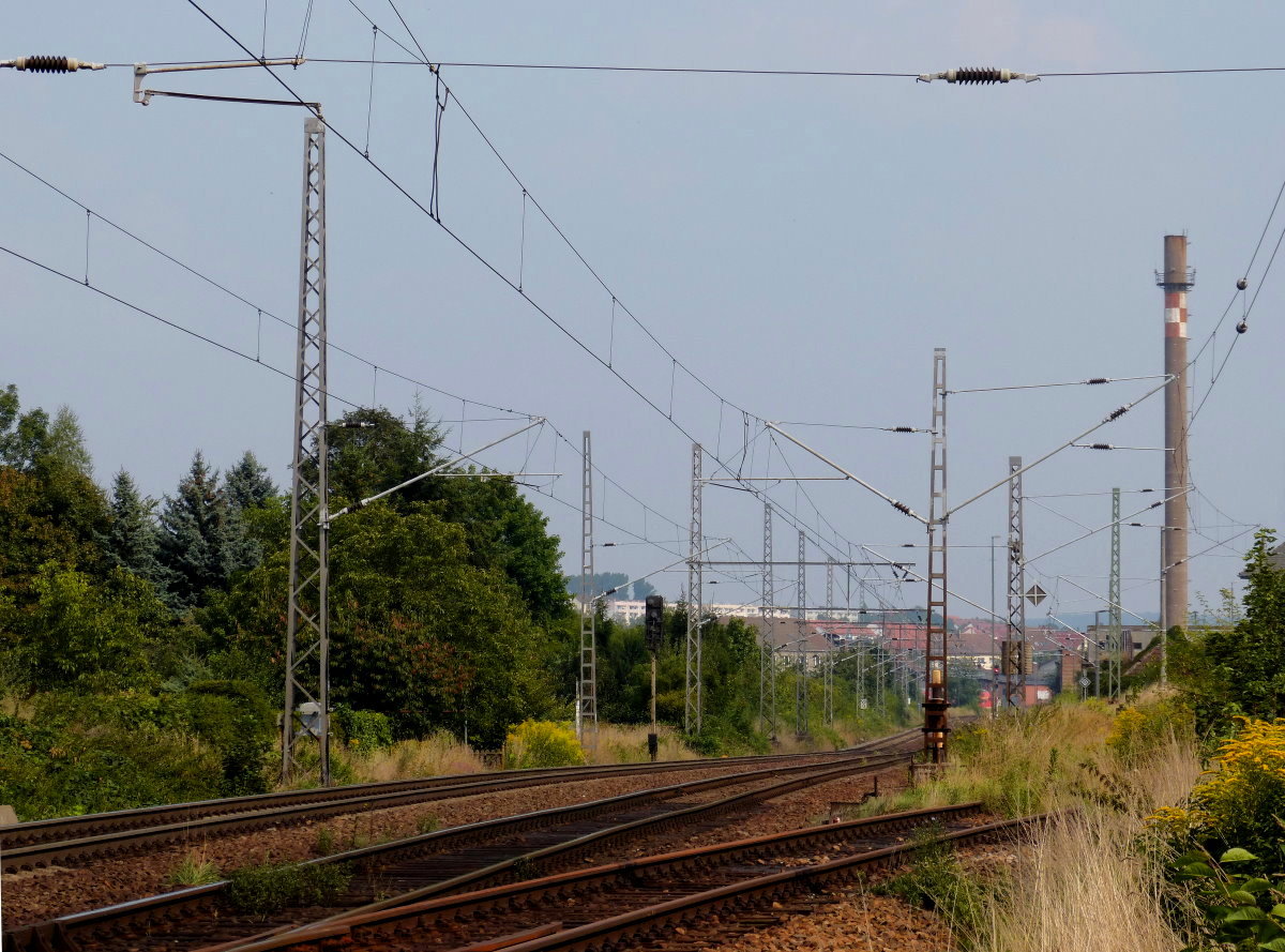 Die Westeinfahrt des Bahnhofes Nordhausen. Das rechts abbiegende Gleis diente früher zum Umleiten von Güterzügen auf den Güterbahnhof. 30.08.2013