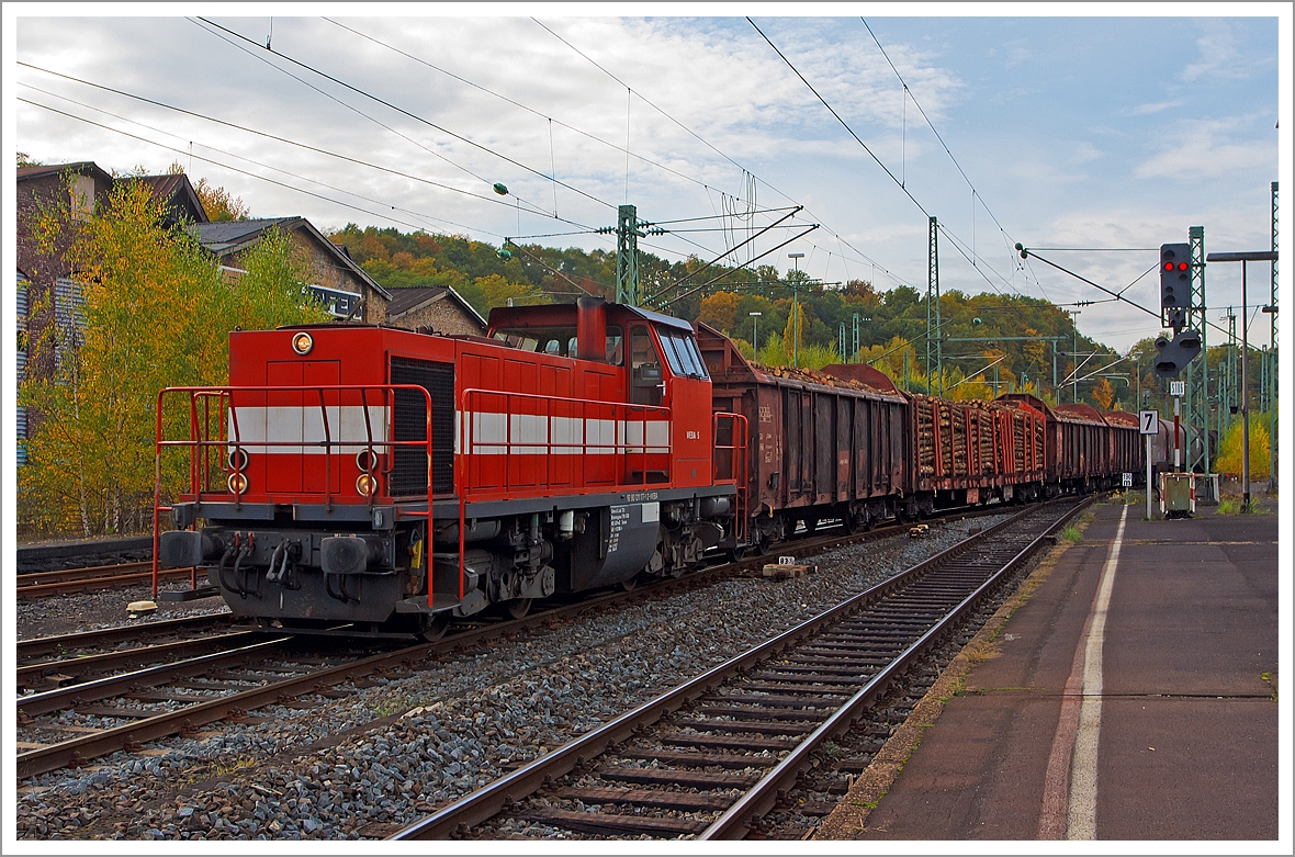 Die Westerwaldbahn (WEBA) Lok 5 (DH 1004) rangiert am 21.10.2013 im Bahnhof Betzdorf/Sieg. 

Die Ursprungslok ist die DB V100 1177 (ab 1968 DB 211 177-1) welche 1961 von Henschel unter der Fabriknummer 30526  gebaut wurde. 1999 erfolgte der Umbau durch Vossloh nach dem Konzept von On Rail mit Serienteilen der Type G1205 unter Verwendung von Rahmen und Drehgestellen in die DH 1004, die neue Fabriknummer ist DH 1004 / 2. 