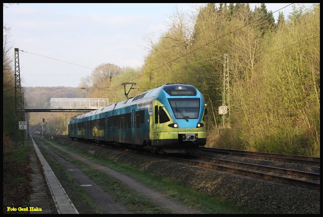 Die von der Westfalenbahn übernommenen Triebwagen hat der neue Streckenbetreiber Eurobahn inzwischen um nummeriert. Noch tragen die Fahrzeuge auf der RB 66 aber das alte Farbkleid des Vorgängers. ET 9.04 hat hier gerade den Lengericher Tunnel verlassen und ist am 16.4.2018 u 8.56 Uhr auf dem Weg nach Osnabrück.