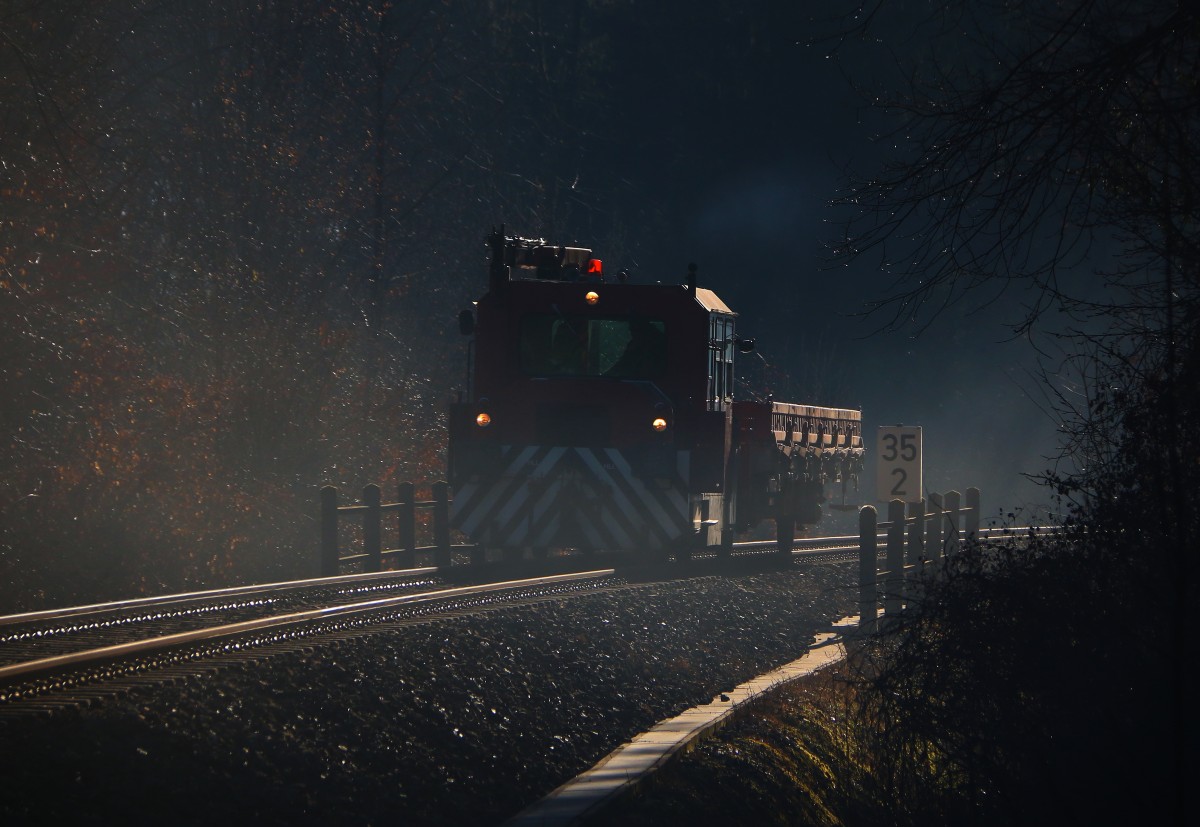 Die Wetterverhältnisse brachten mir Heute recht viel Nebel der doch eher ungewöhnlich auch noch Zumittag an so mancher Stelle zu  bewundern   war. Hier kurz vor Deutschlandsberg rollt DM100.1 mit einem Ks Richtung Deutschlandsberg. 22.12.2015