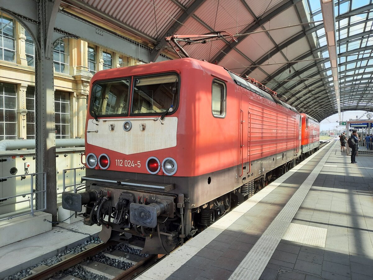 Die WFL 112 024-5 (91 80 6114 024-3 D-WFL) wurde am 17.07.2023 von der DB 112 170 als Tauschlok nach Wrzburg gebracht. Hier stehen sie bei einer kurzen Kaffeepause in Halle (S) Hbf.