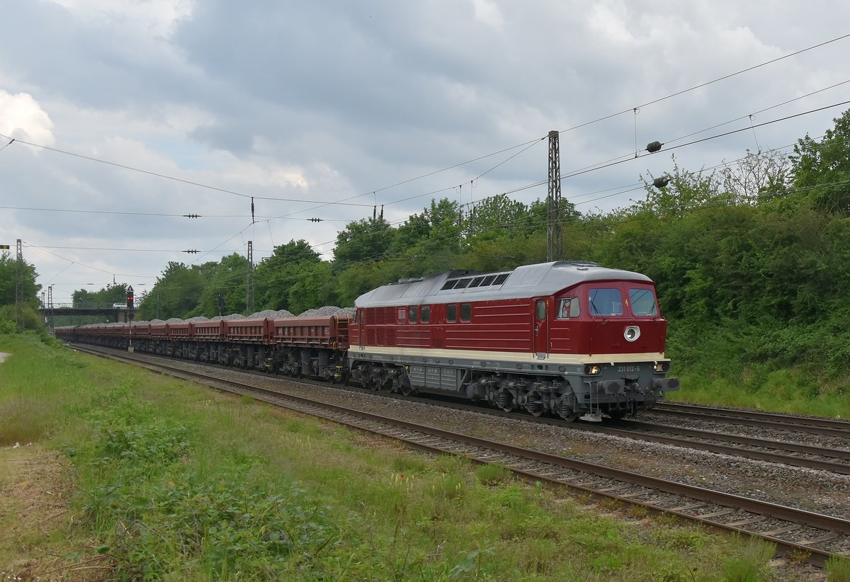 Die WFL 231 012-6 mit einem Schotterzug am Haken in Sechtem gen Brühl fahrend. 17.5.2019