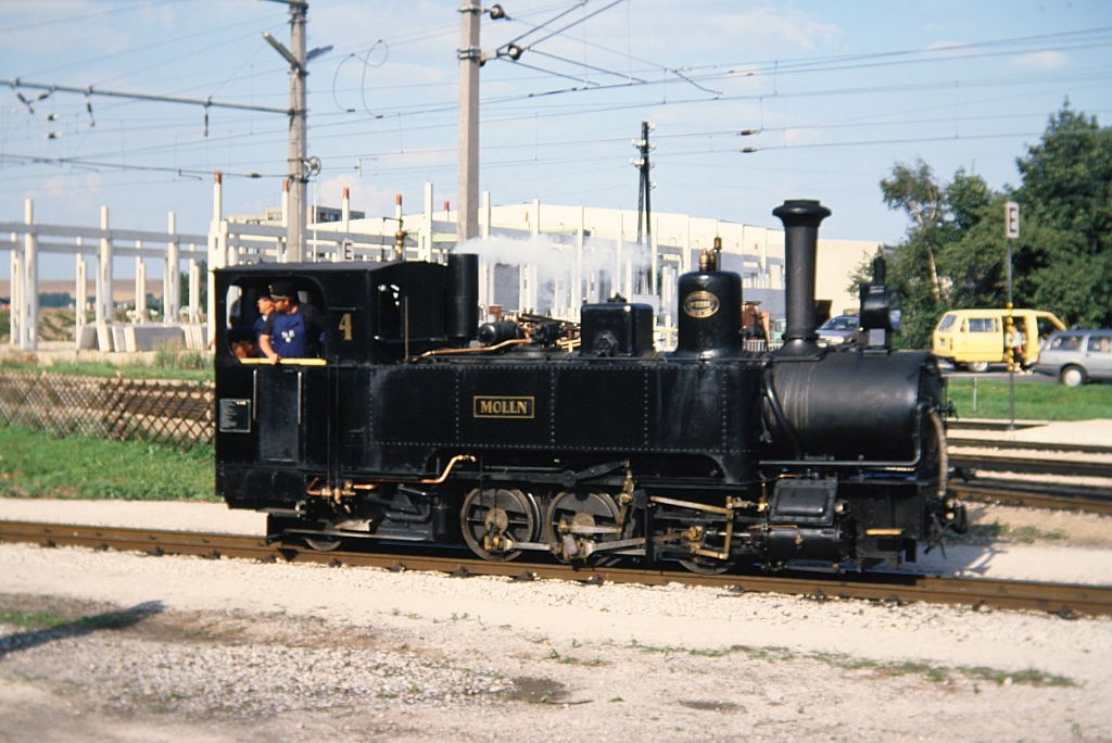Die wieder als  Molln  angeschriebene ehemalige BB 298.104 wrend der Feierlichkeiten  100 Jahre Schmalspurbahnen in sterreich  vom 11. bis 15. August 1989 im Bf. Obergrafendorf. (Diascan)