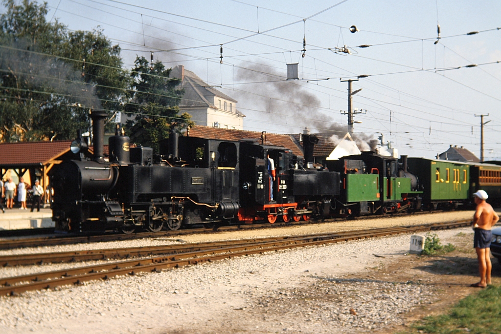 Die wieder als  Molln  angeschriebene ehemalige BB 298.104, GEG 699.103 und 699.01 des CLUB 760 wrend der Feierlichkeiten  100 Jahre Schmalspurbahnen in sterreich  vom 11. bis 15. August 1989 im Bf. Obergrafendorf. (Diascan)
