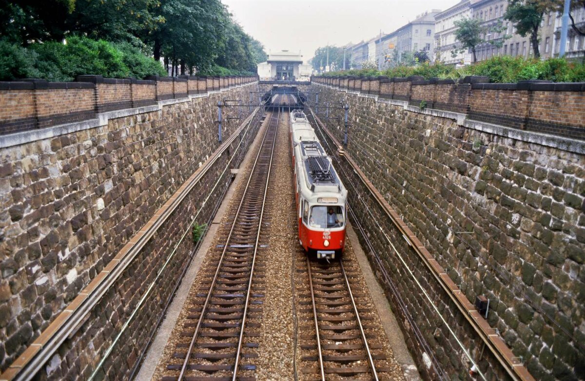 Die Wiener Elektrische Stadtbahn (WESt) war beim Burggässl eine Einschnittsbahn. Ein Zug (TW 4925) durchfährt den Einschnitt (15.08.1984)